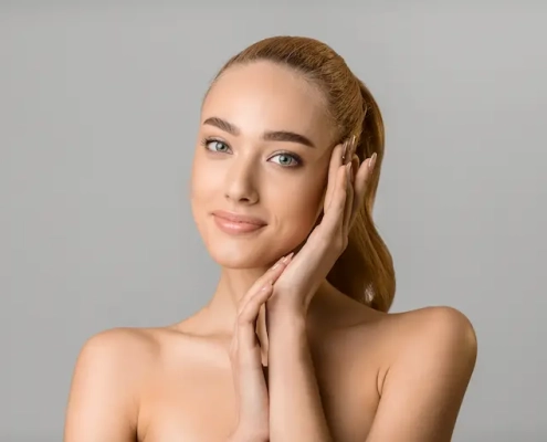 bienfaits du traitement aux inducteurs tissulaires sur le visage d'une jeune femme